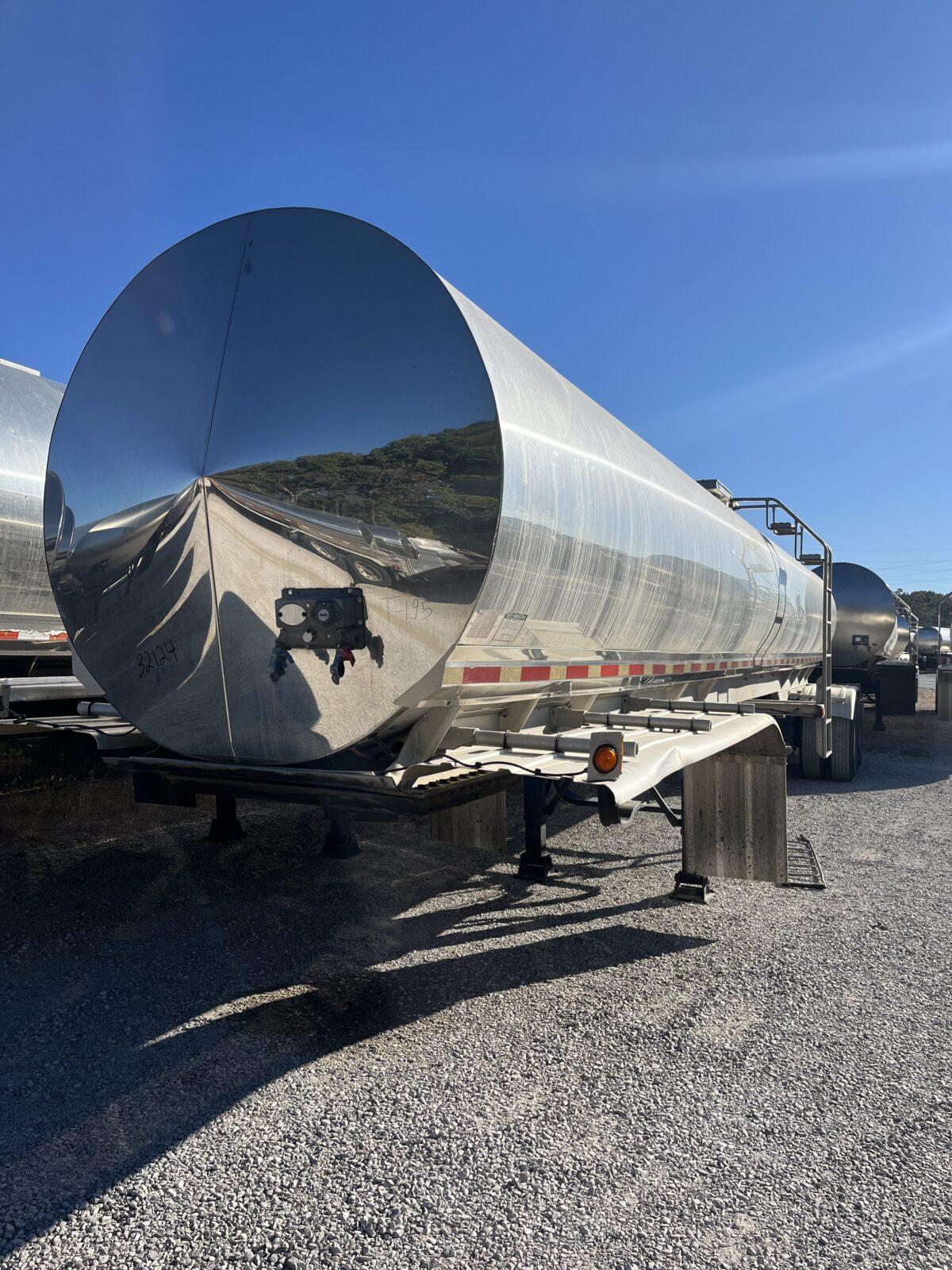 1998 Walker 6200 Gallon 3A Sanitary Transport