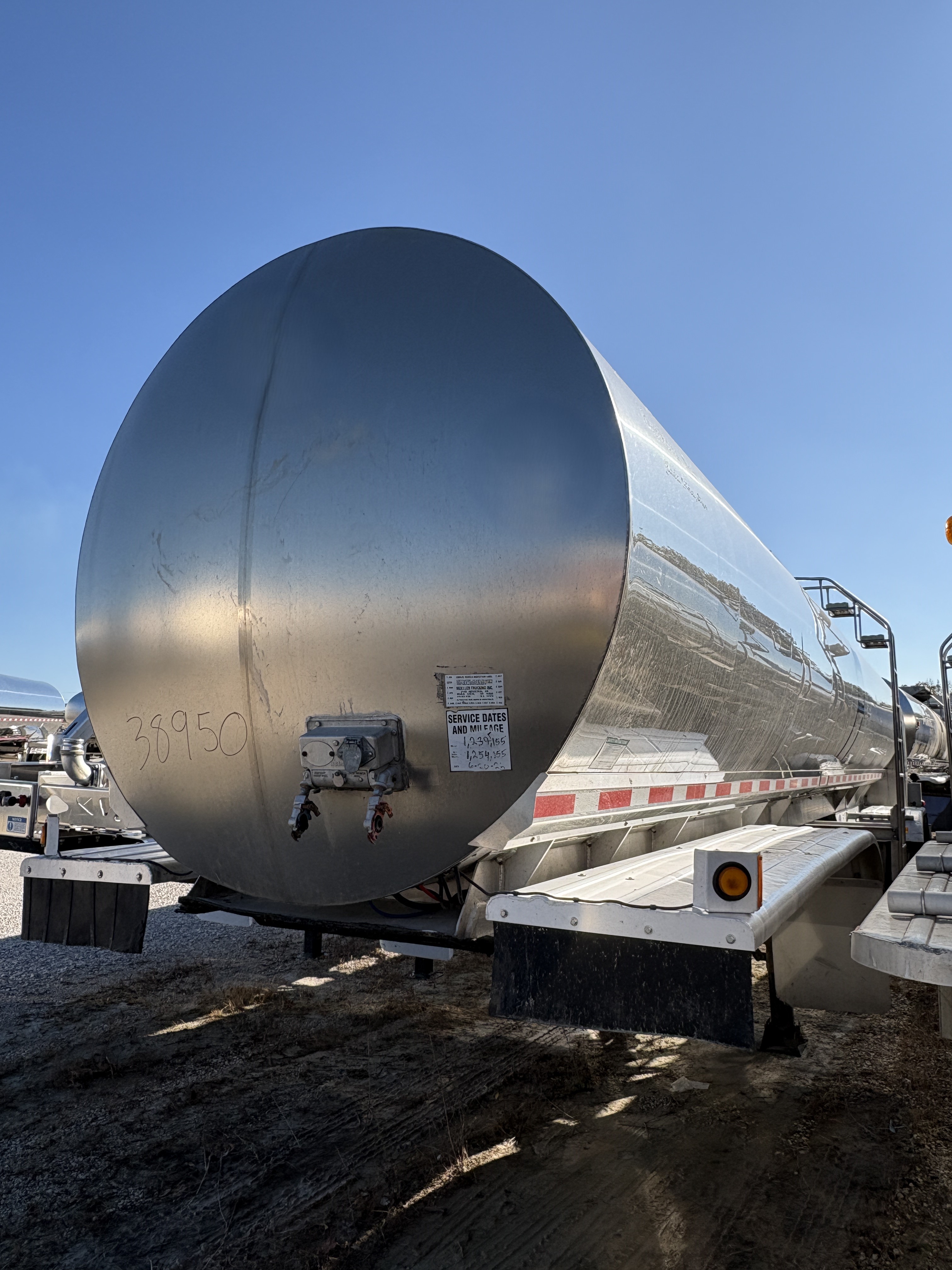 2007 WALKER 7000 GALLON FARM PICK UP