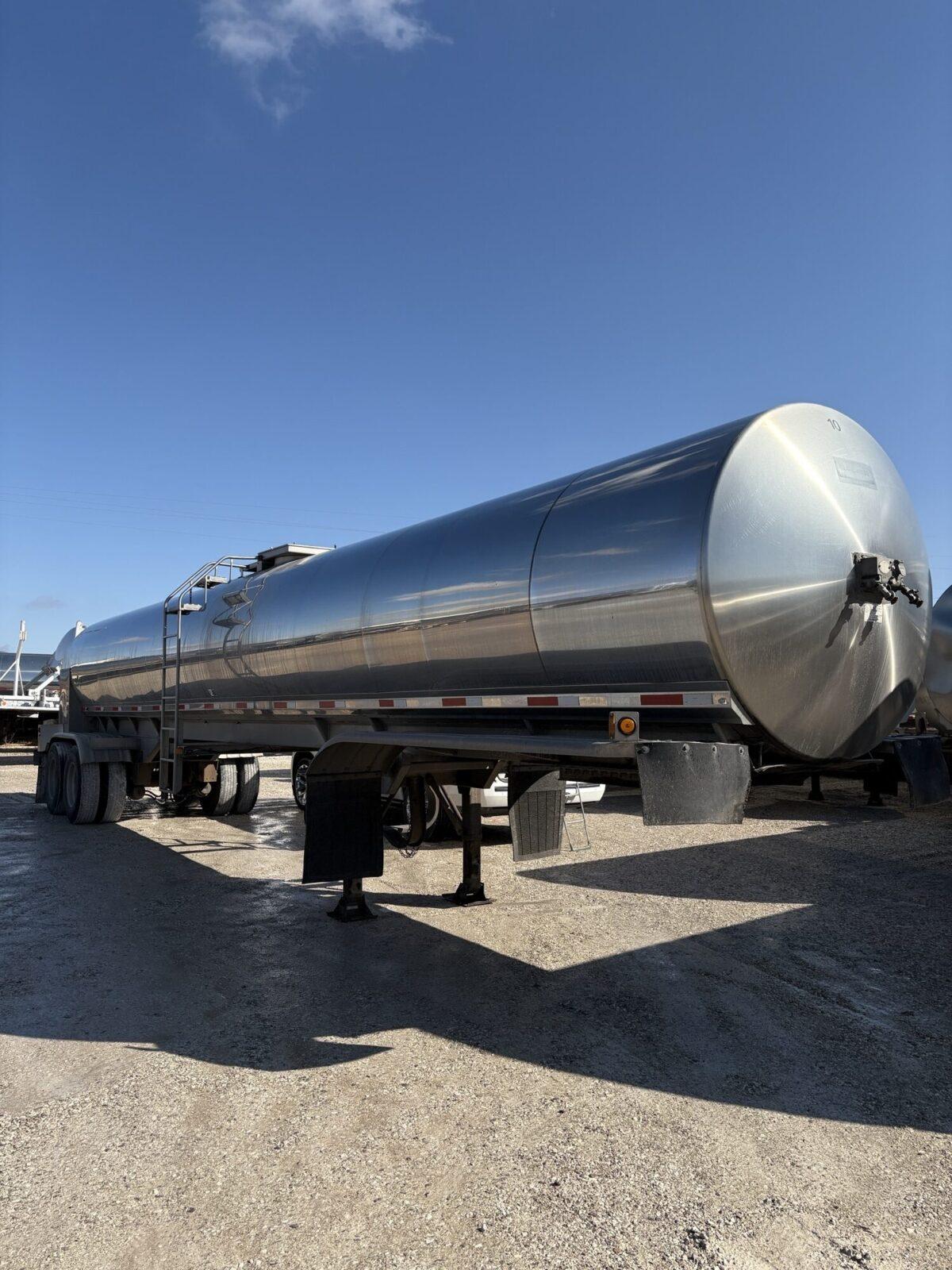1997 WALKER 6200 GALLON FARM PICK UP