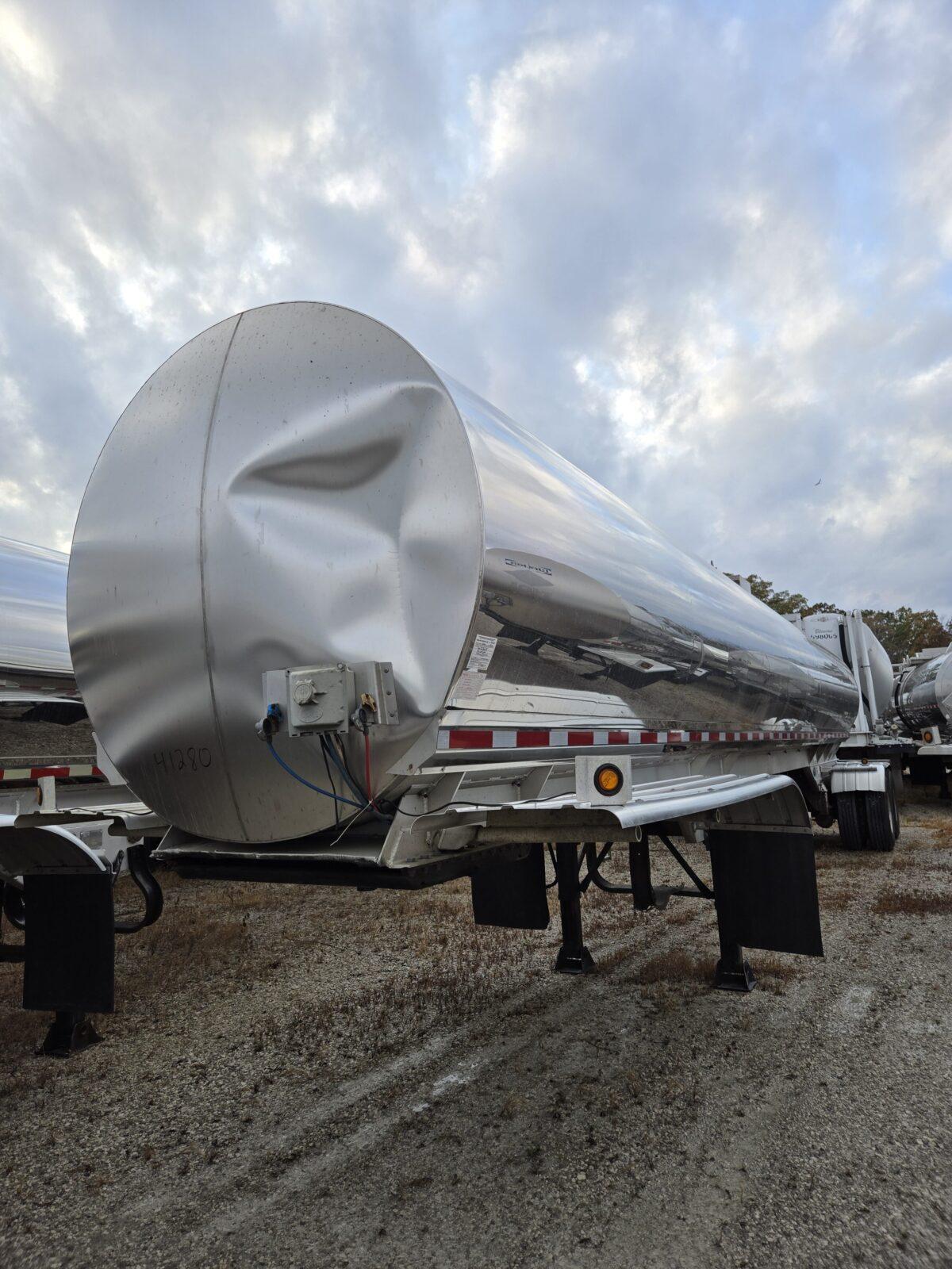 2010 WALKER 6200GAL 3A SANITARY