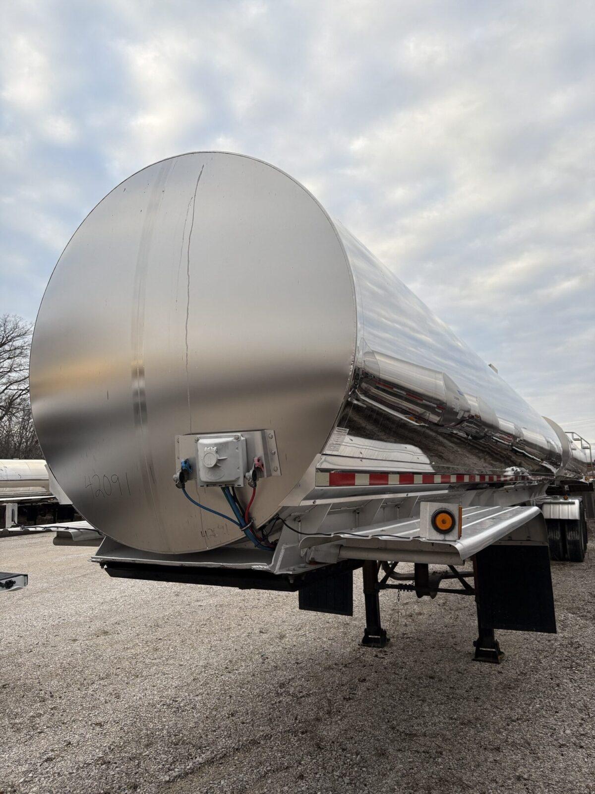 2011 WALKER 6200GAL 3A SANITARY