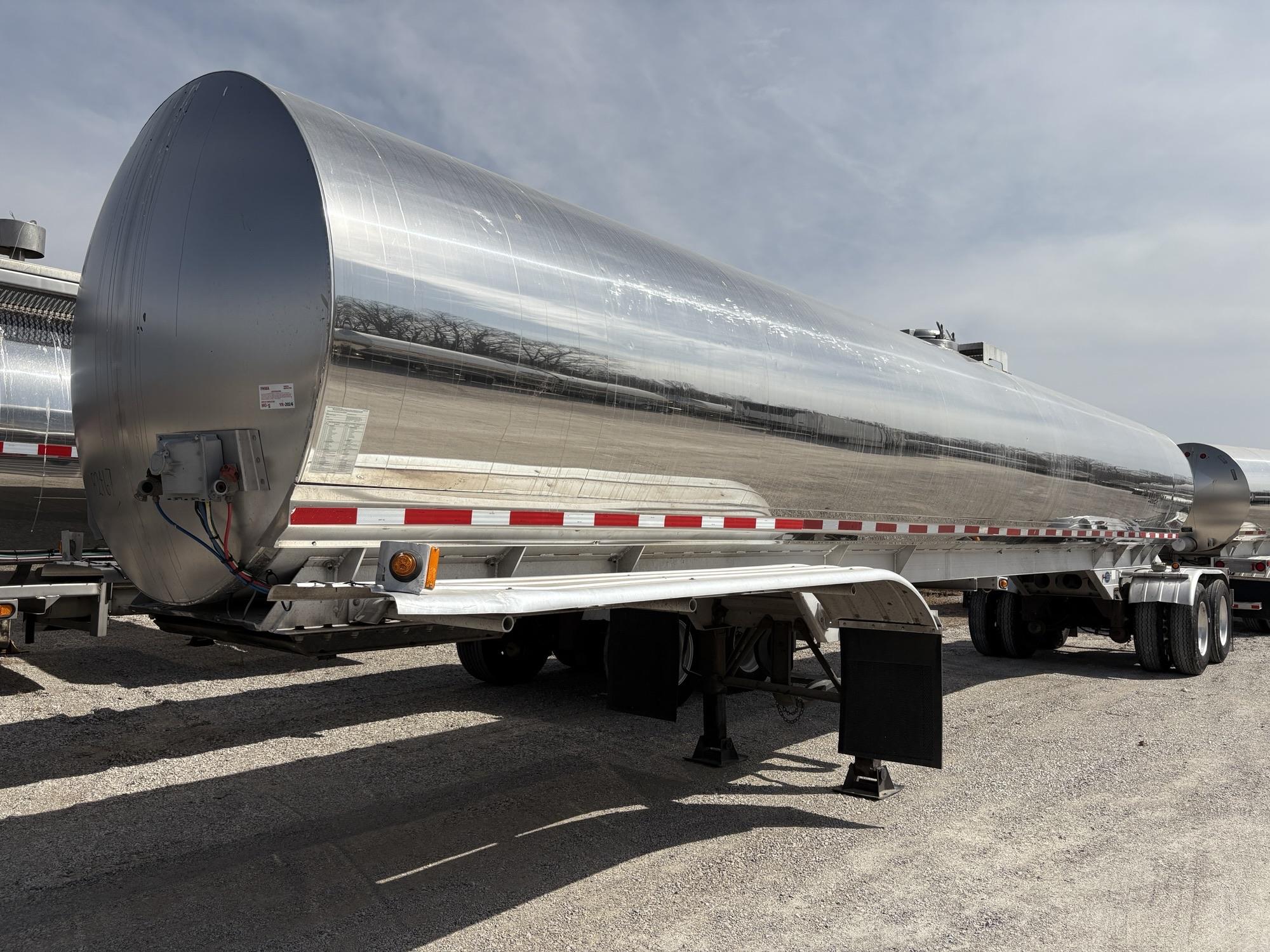 2011 WALKER 6200GAL 3A SANITARY
