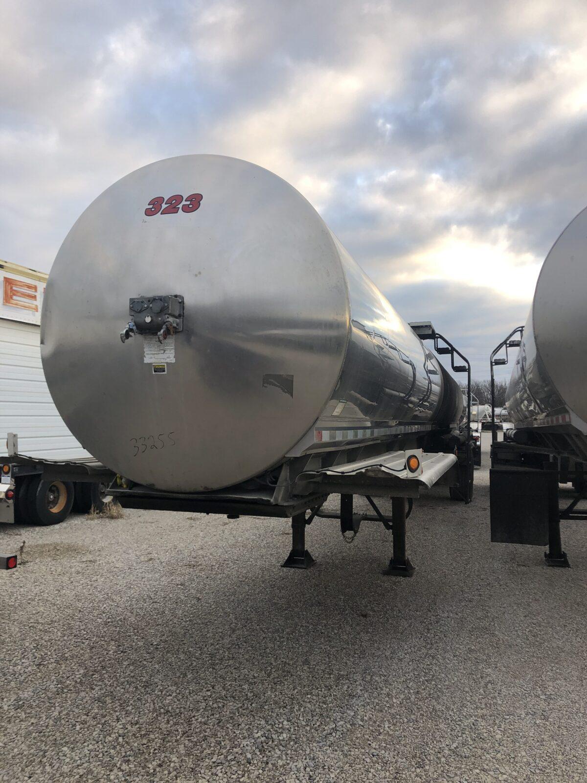 2000 WALKER 7000 GALLON 3A SANITARY
