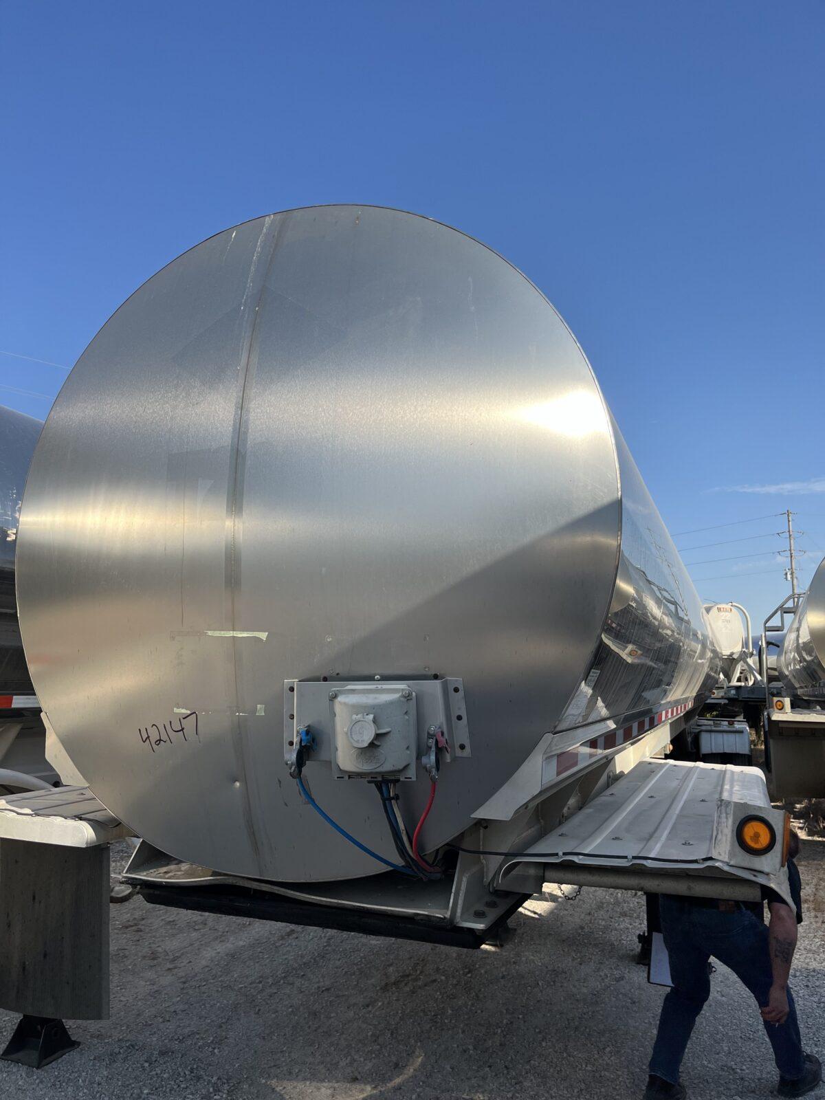 2011 WALKER 6200GAL 3A SANITARY
