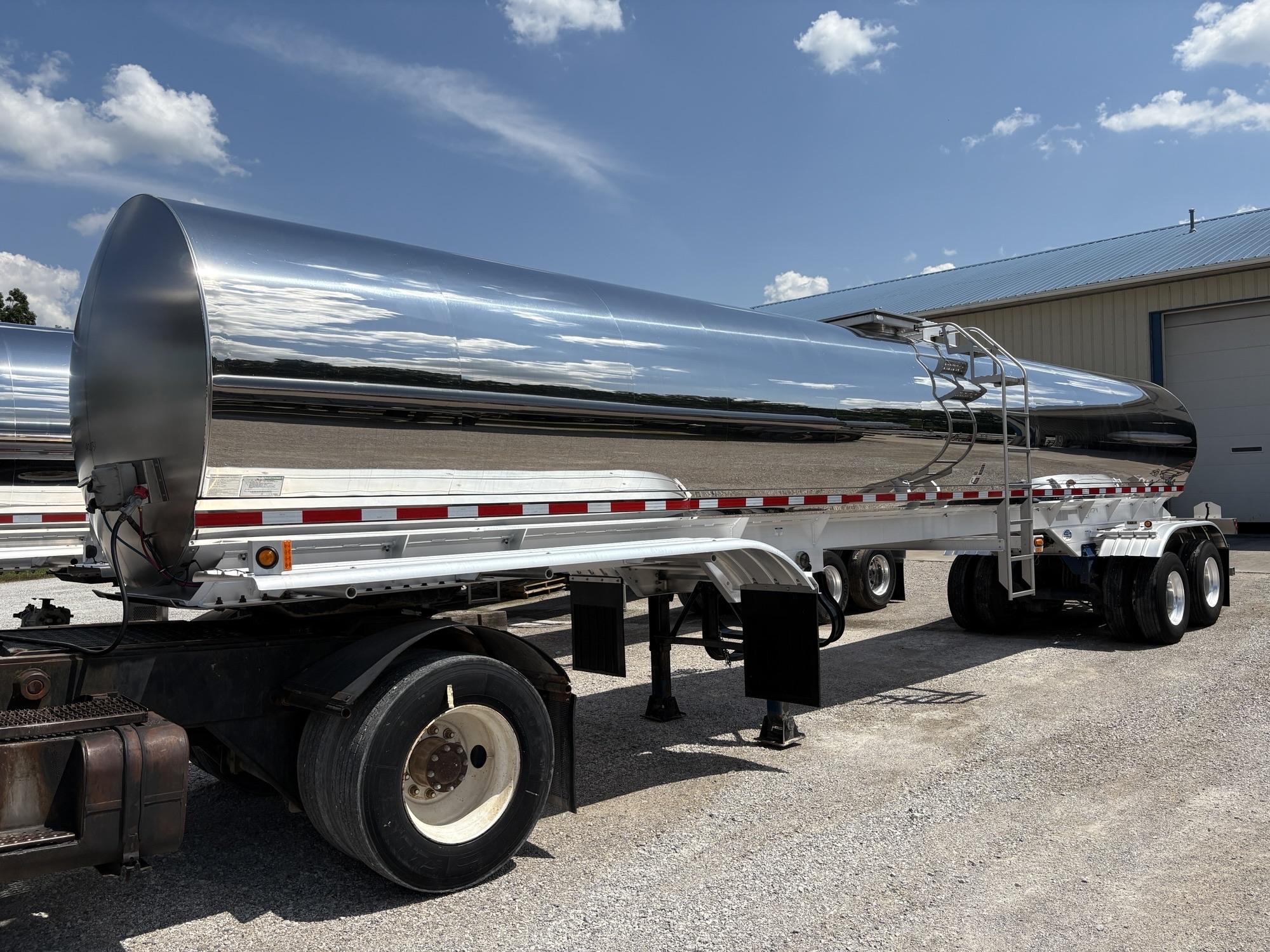 2021 WALKER 6250 GALLON 3A SANITARY