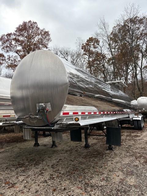 1998 WALKER 7500 GALLON FOOD GRADE WITH PUMP  32279