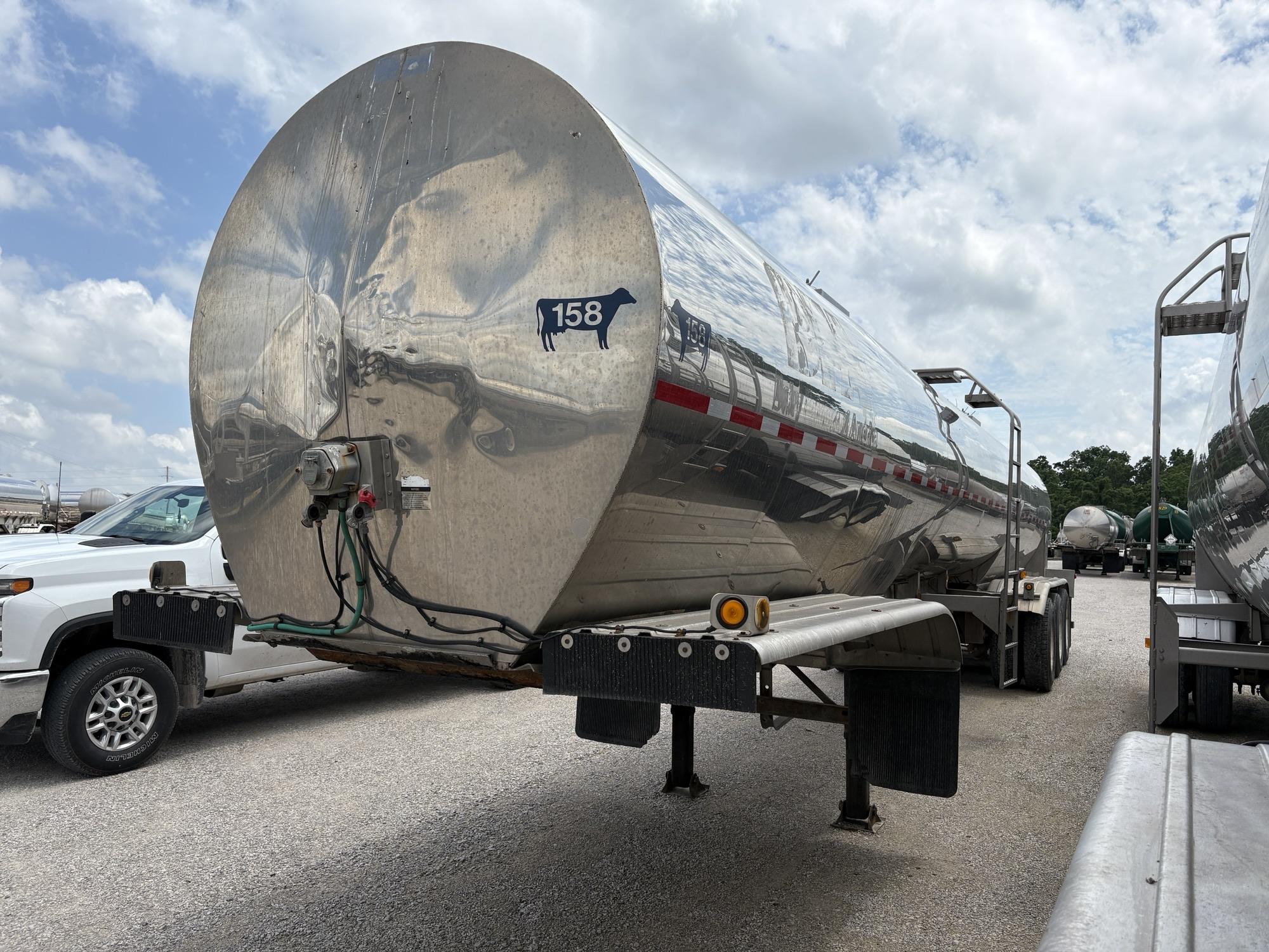 2003 POLAR 7000 GALLON 2 COMPARTMENT FARM PICK UP  26095