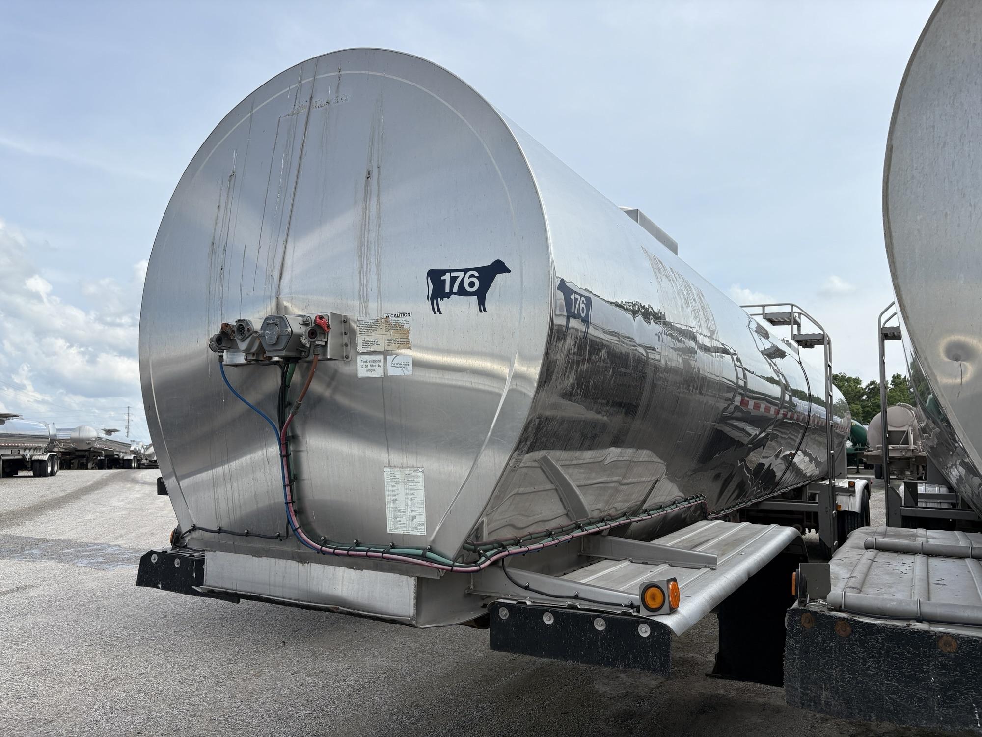 2001 BRENNER 7000 GALLON FARM PICK UP, 2 COMPARTMENT B3336