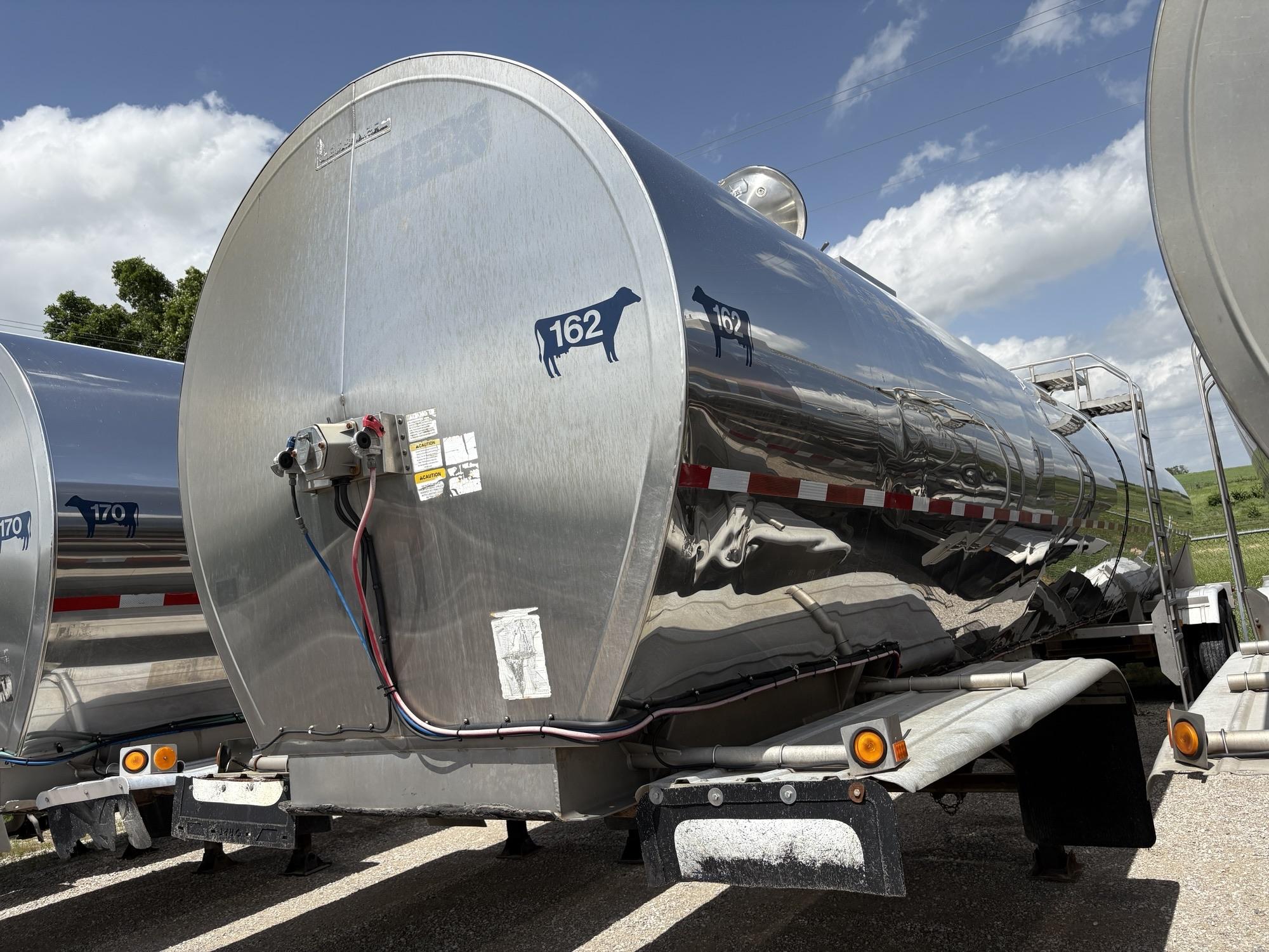 1998 BRENNER 7200 GALLON 2 COMPARTMENT FARM PICK UP M1393