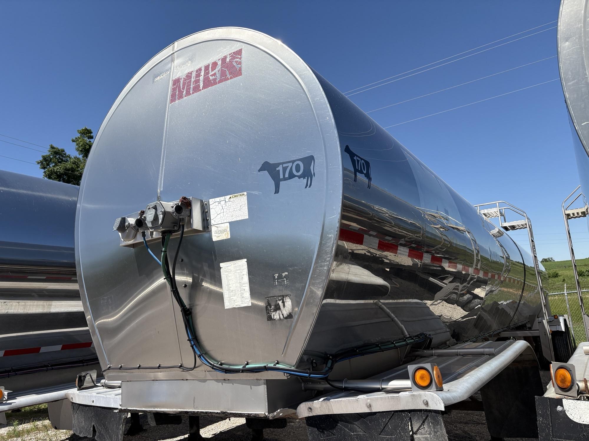 1999 BRENNER 7200 GALLON 2 COMPARTMENT FARM PICK UP M2162