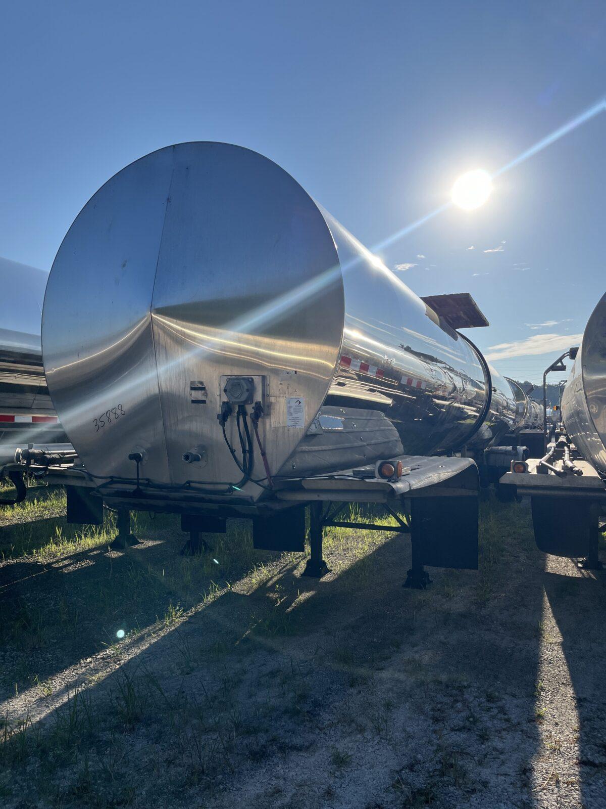 2010 POLAR 7000 GALLON FOOD GRADE WITH PUMP  35888