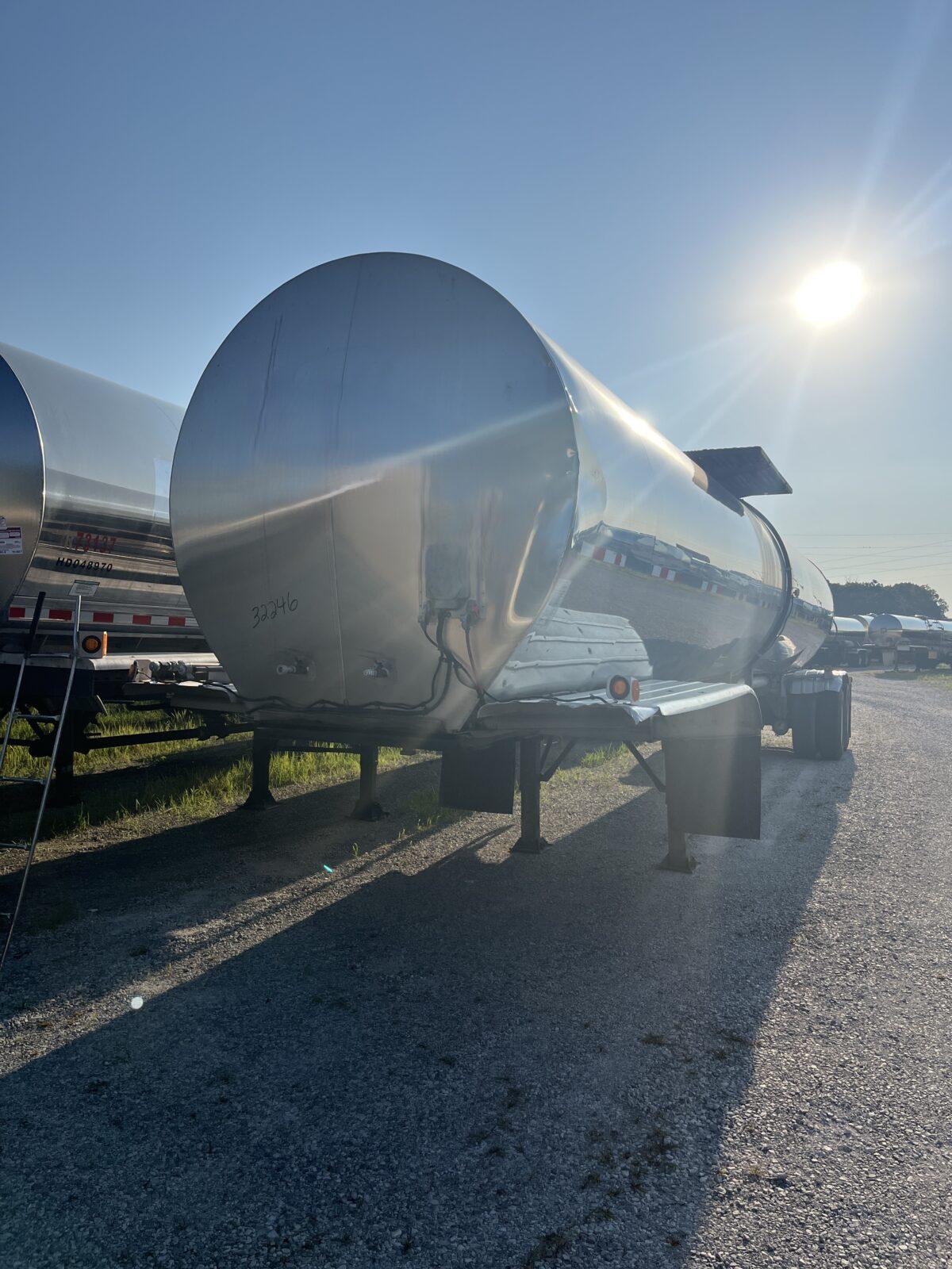 2007 POLAR 7000 GALLON FOOD GRADE WITH PUMP 32246