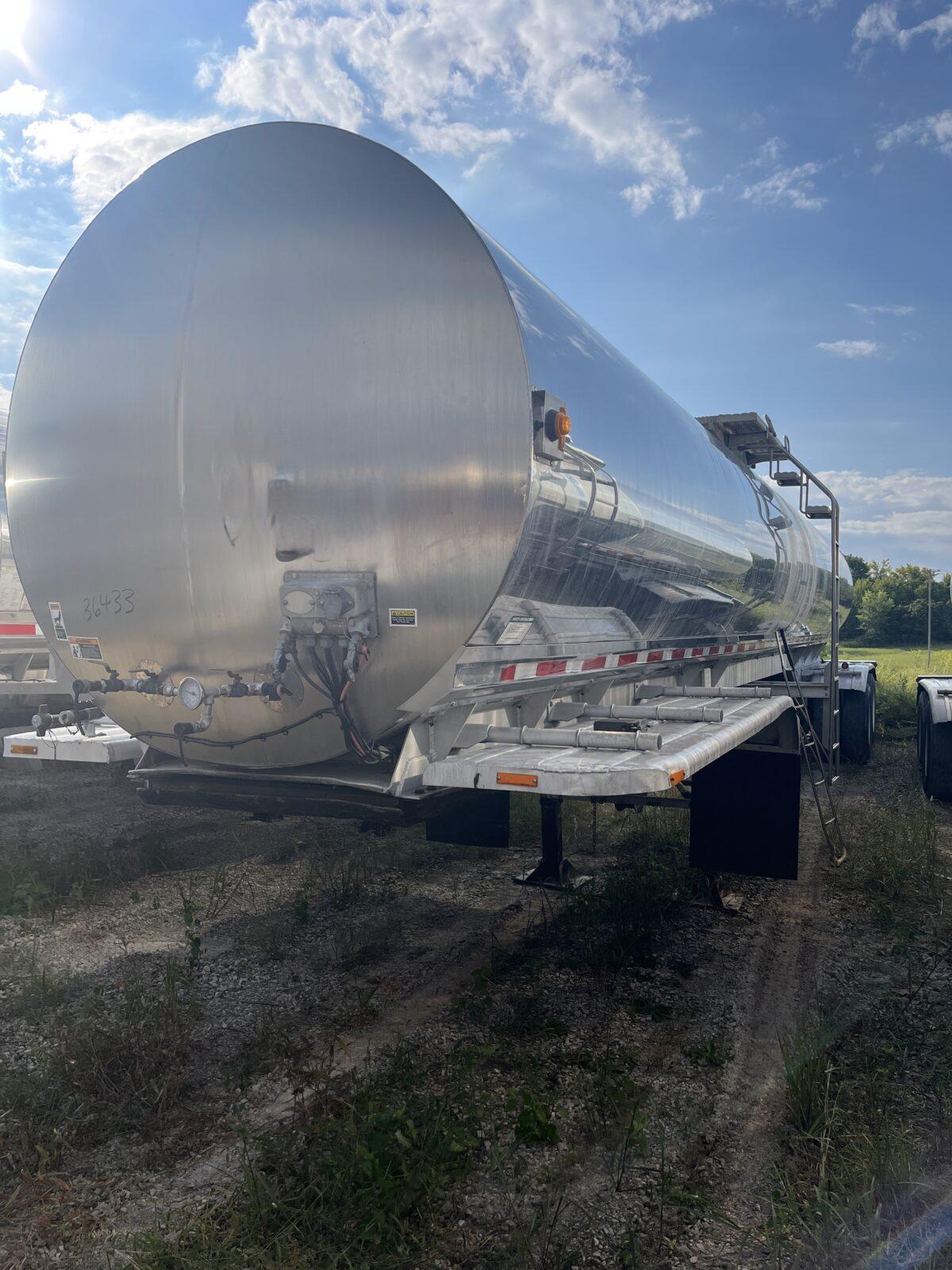 2004 WALKER 7000 GALLON FOOD GRADE WITH REAR PUMP  36433