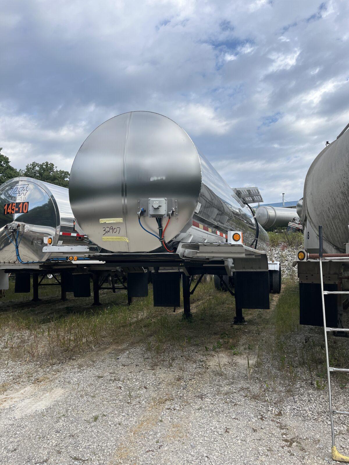 1999 WALKER 5000 GALLON FOOD GRADE WITH PUMP  32907