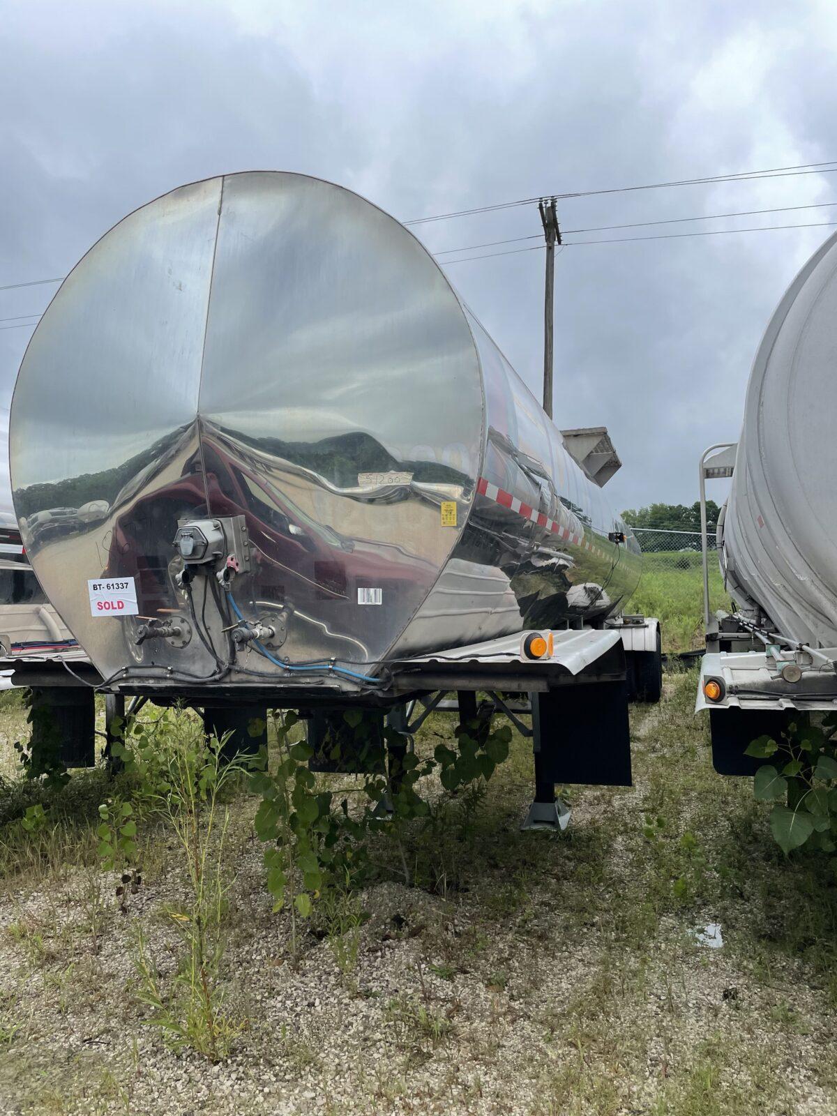 1997 POLAR 7000 GALLON FOOD GRADE WITH REAR CABINET  18677