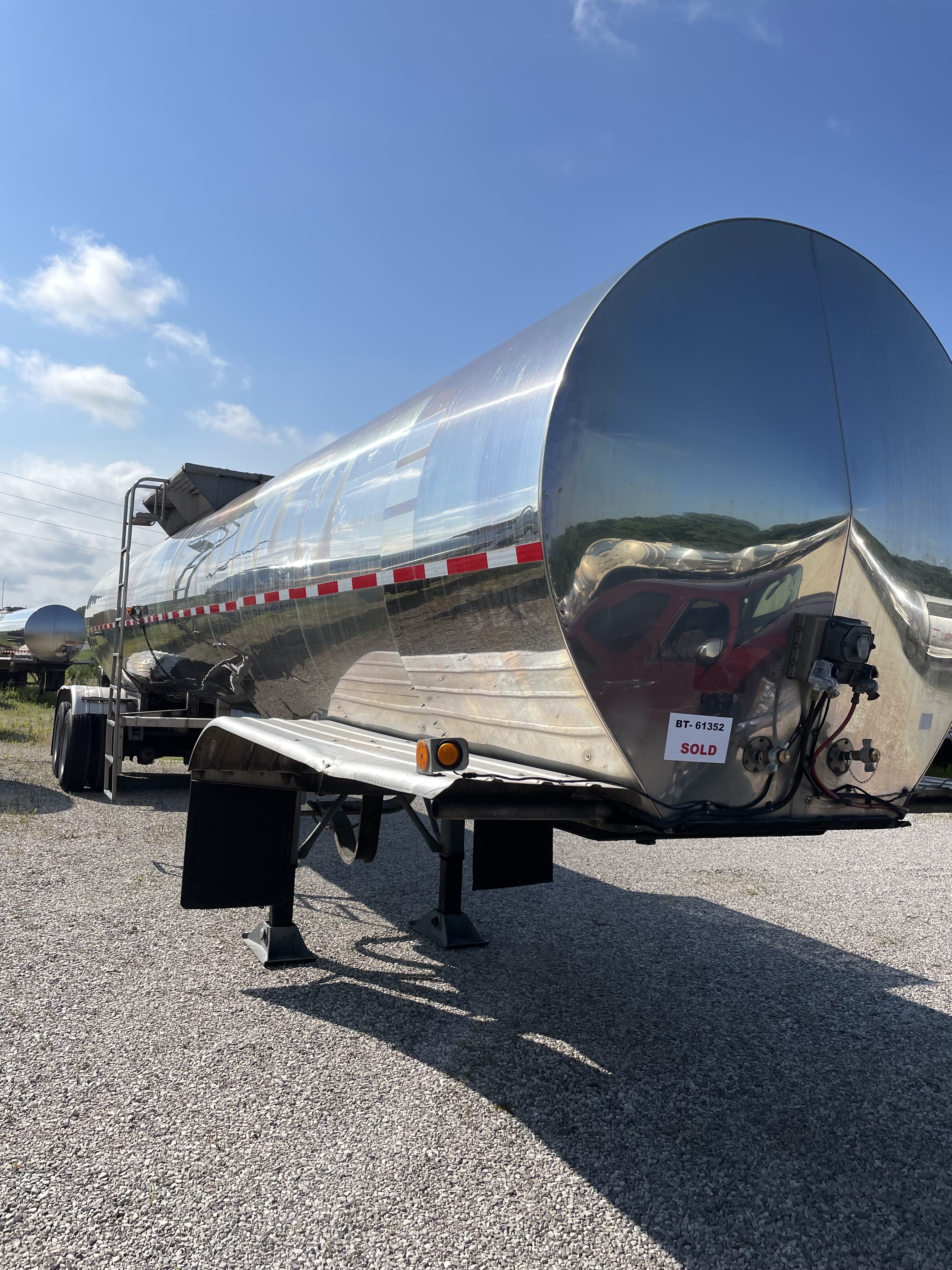 1997 POLAR 7000 GALLON FOOD GRADE WITH REAR CABINET  18692