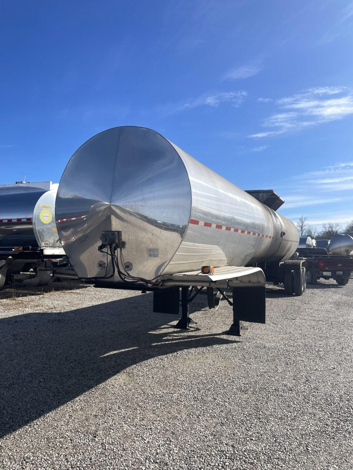 1997 POLAR 7000 GALLON FOOD GRADE WITH REAR CABINET  18684