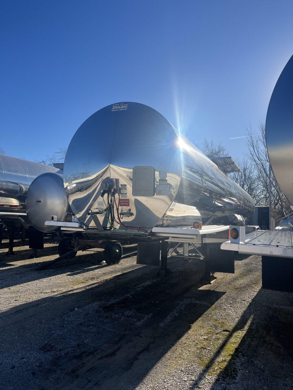 2015 POLAR 7000 GALLON FOOD GRADE 407 WITH PUMP