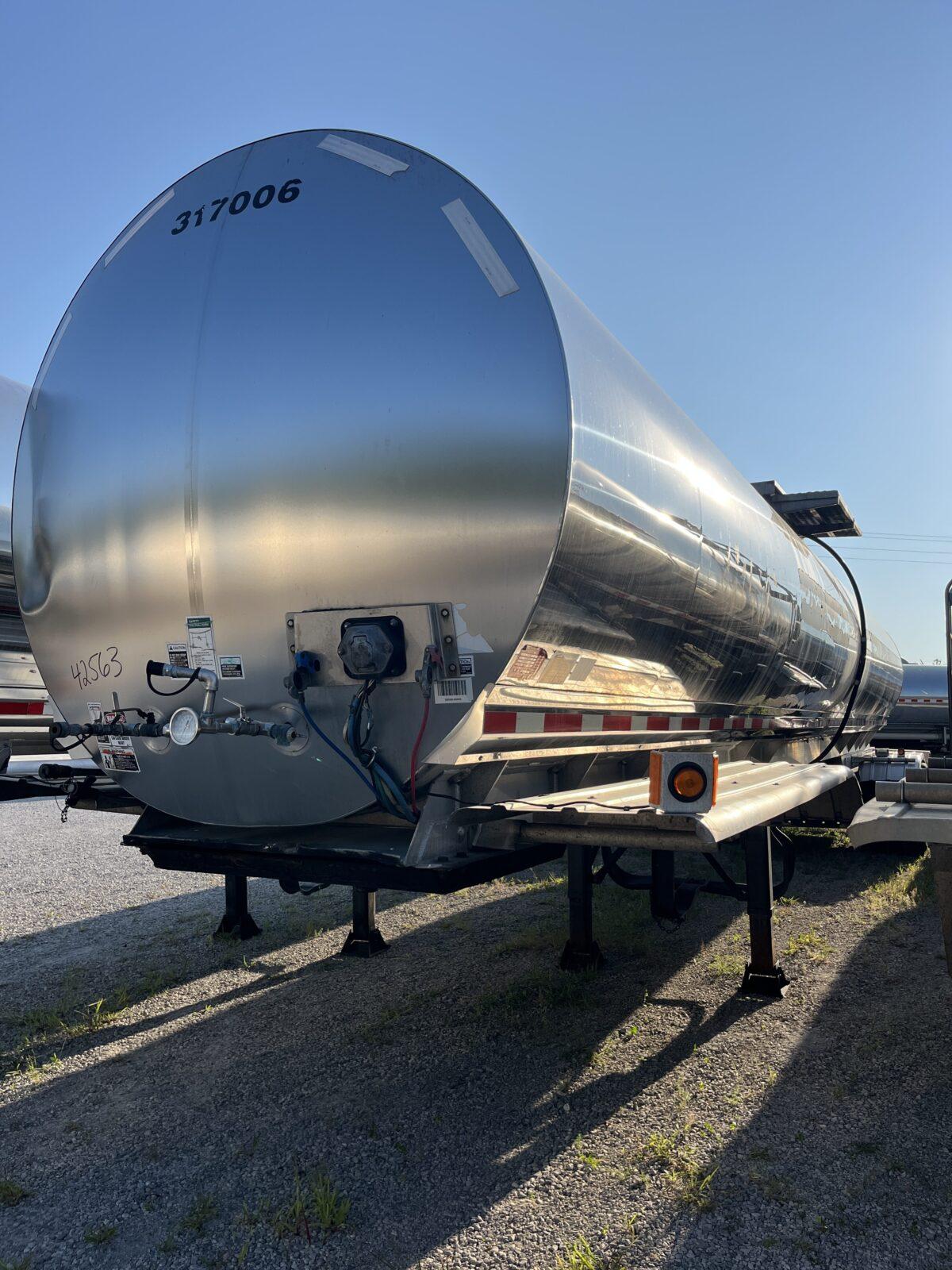 2011 WALKER 7000 GALLON FOOD GRADE WITH PUMP  42563