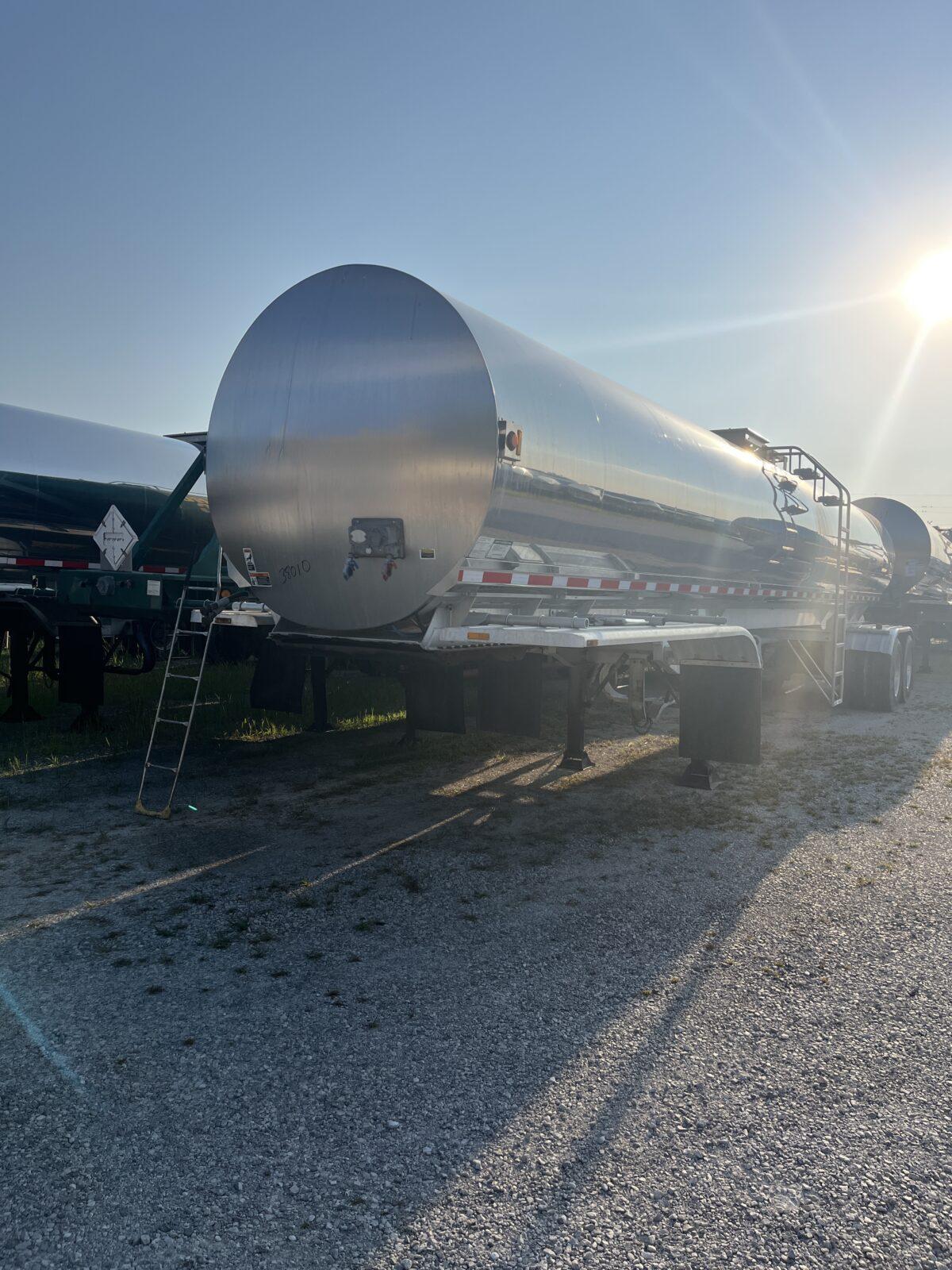 2006 WALKER 6250 GALLON 3A SANITARY WITH REAR CABINET  38010