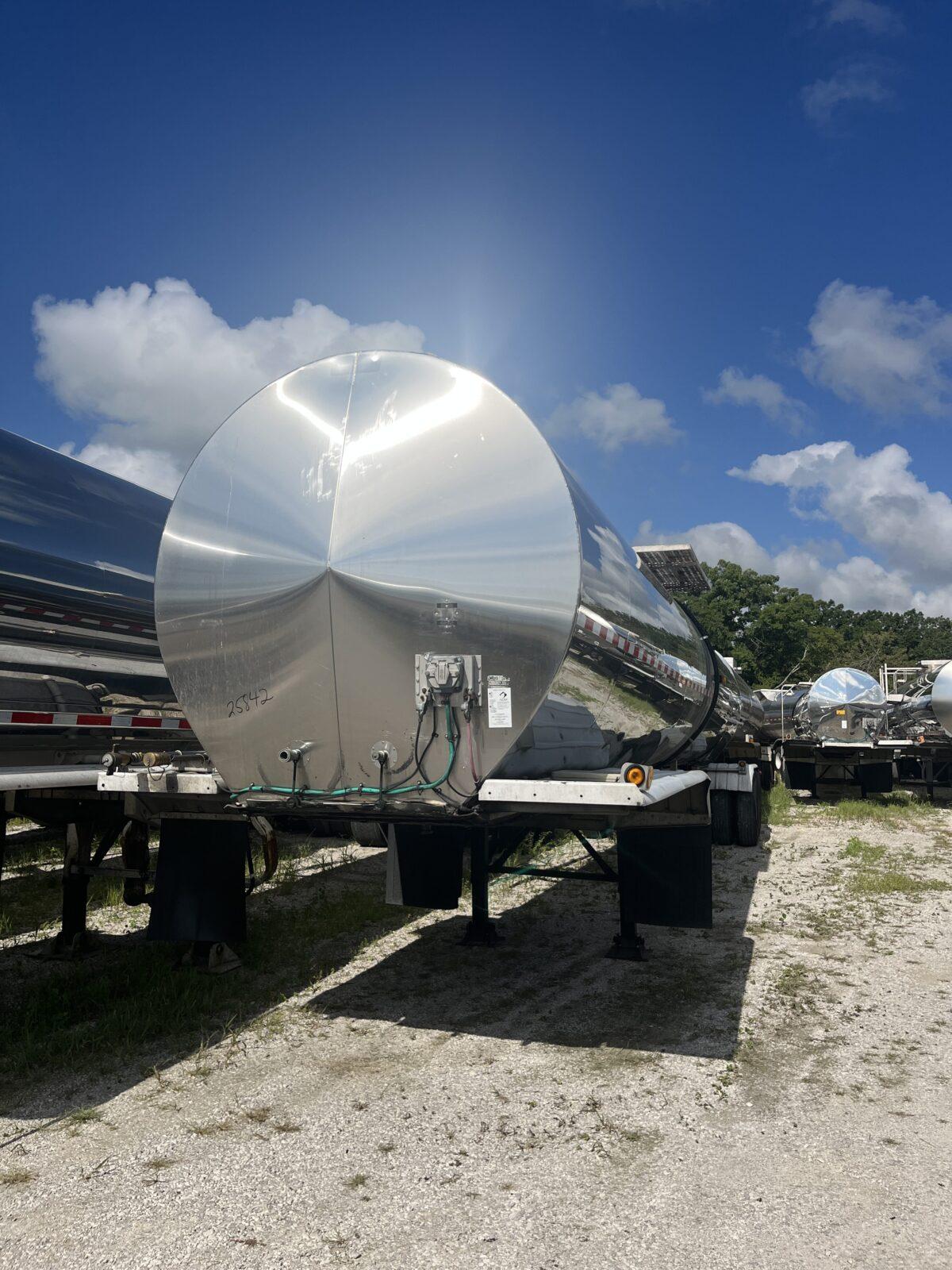 2002 POLAR 7000 GALLON FOOD GRADE WITH PUMP  25842