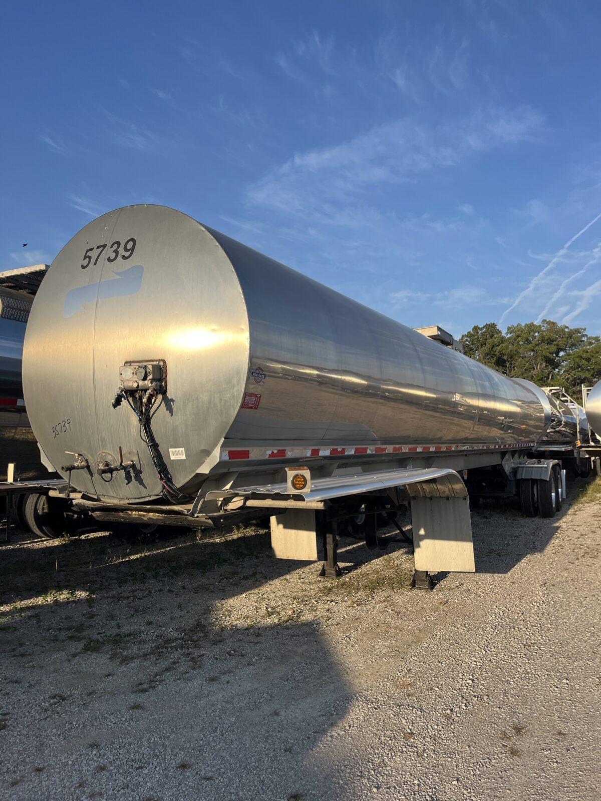 2003 WALKER 6800 GALLON FOOD GRADE WITH PUMP  35739