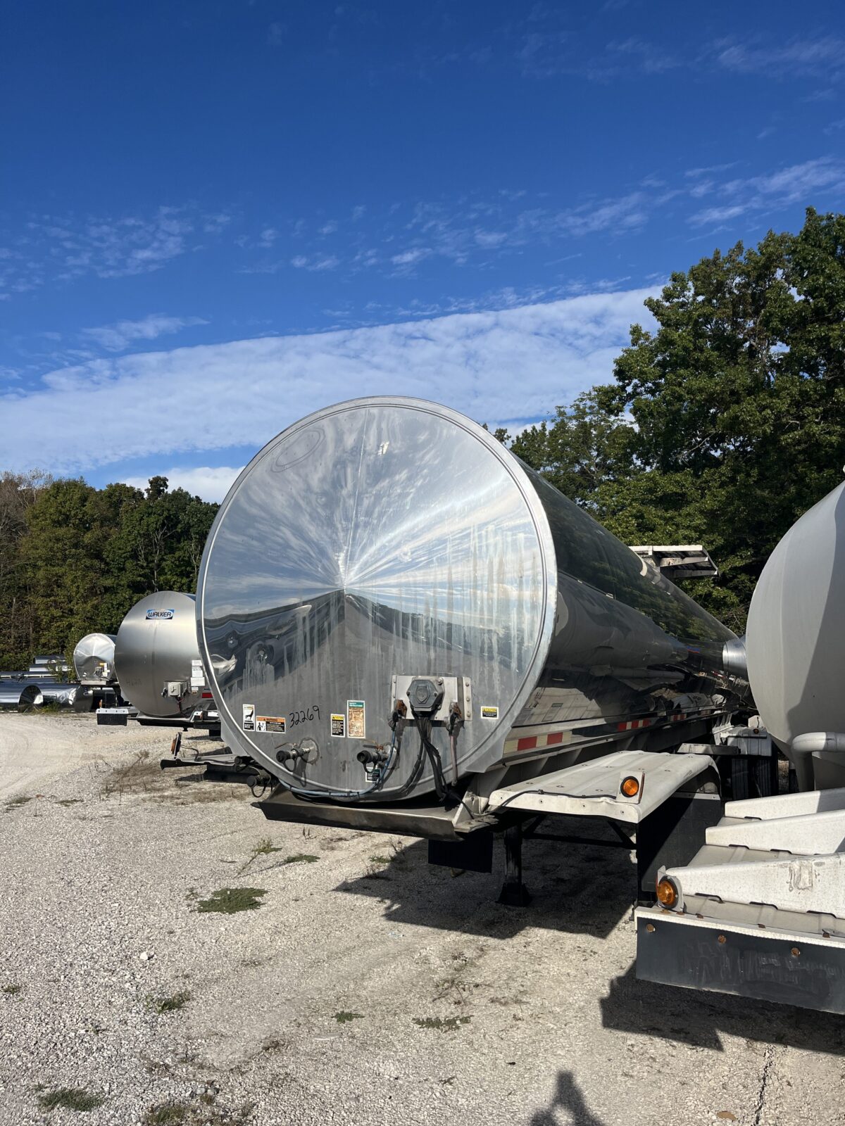 1998 WALKER 7500 GALLON FOOD GRADE WITH REAR PUMP  32269