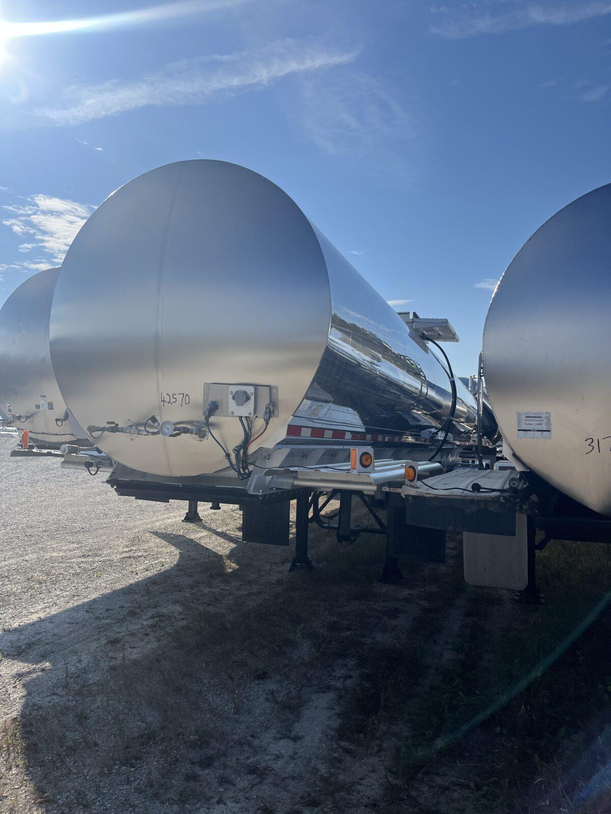 2011 WALKER 7000 GALLON FOOD GRADE WITH PUMP  42570