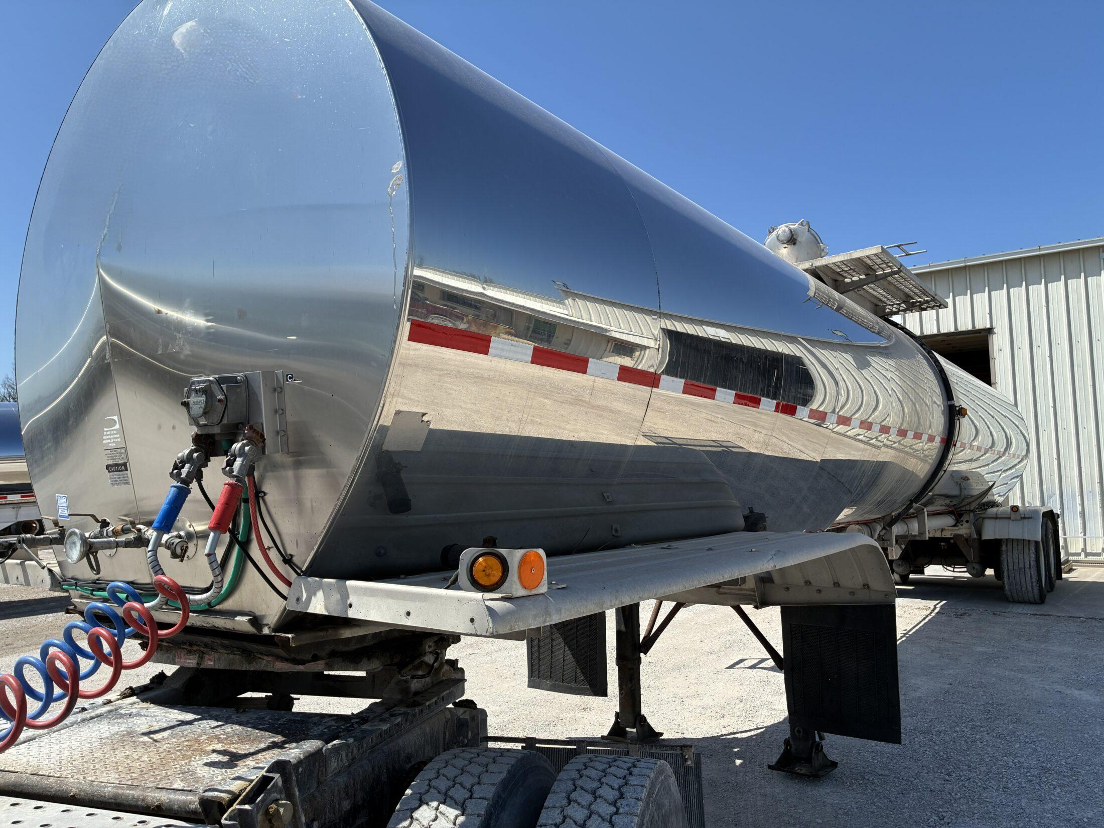 2006 POLAR 7000 GALLON FOOD GRADE WITH PUMP  29569