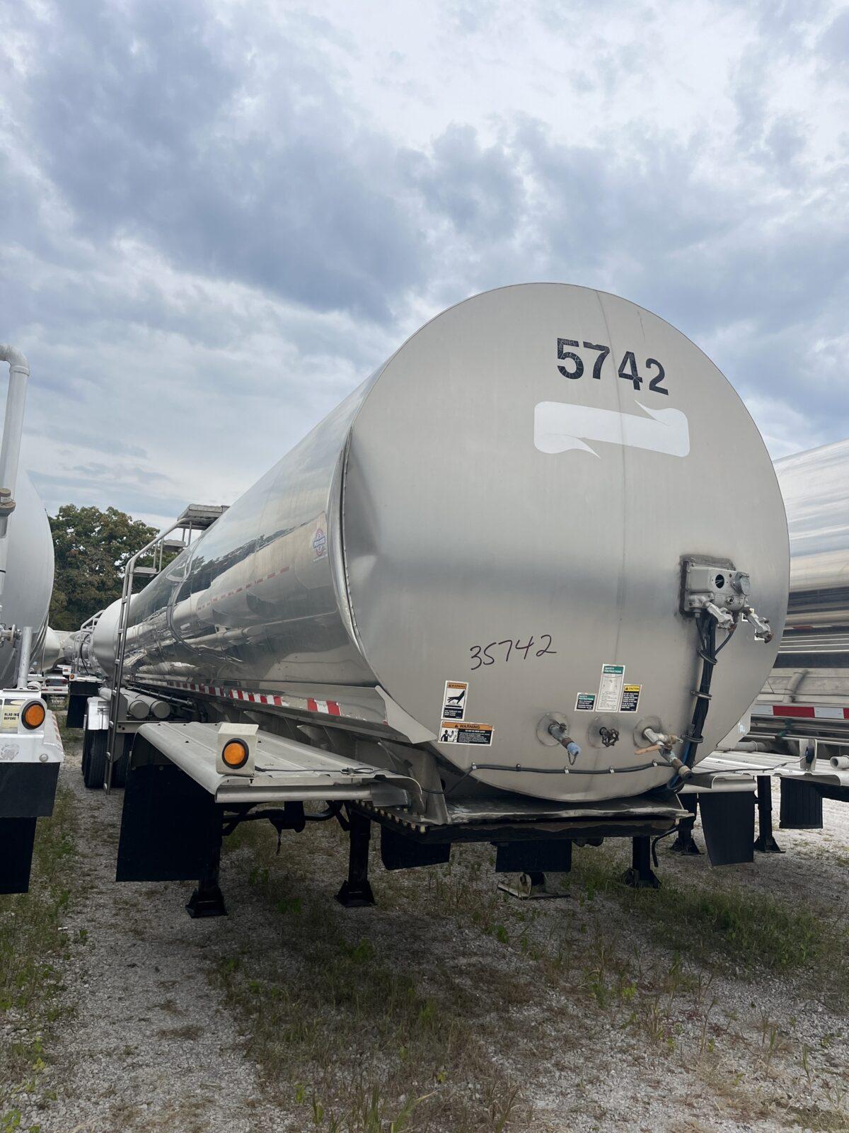 2003 WALKER 6800 GALLON FOOD GRADE WITH PUMP 35742