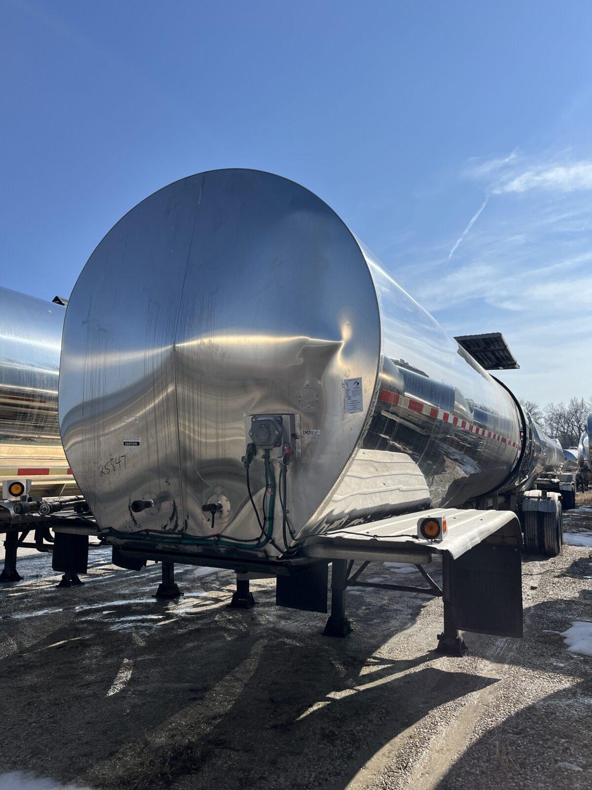 2002 POLAR 7000 GALLON FOOD GRADE WITH PUMP  25847