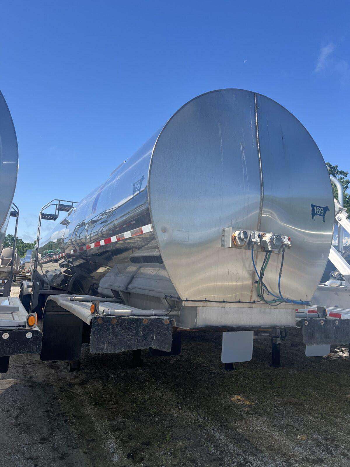 1999 BRENNER 7200 GALLON FARM PICKUP   M2160